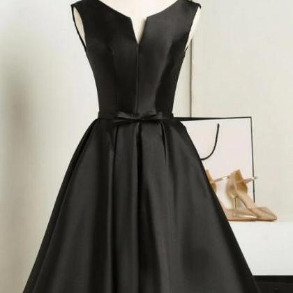 Black Short V-neckline Knee Length Party Dress..