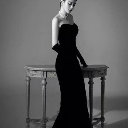 Black Full Length Strapless Simple Evening Dress..