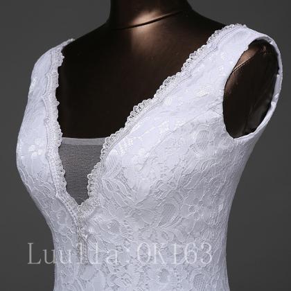 Sleeveless V-neck Lace Mermaid Wedding Dress..