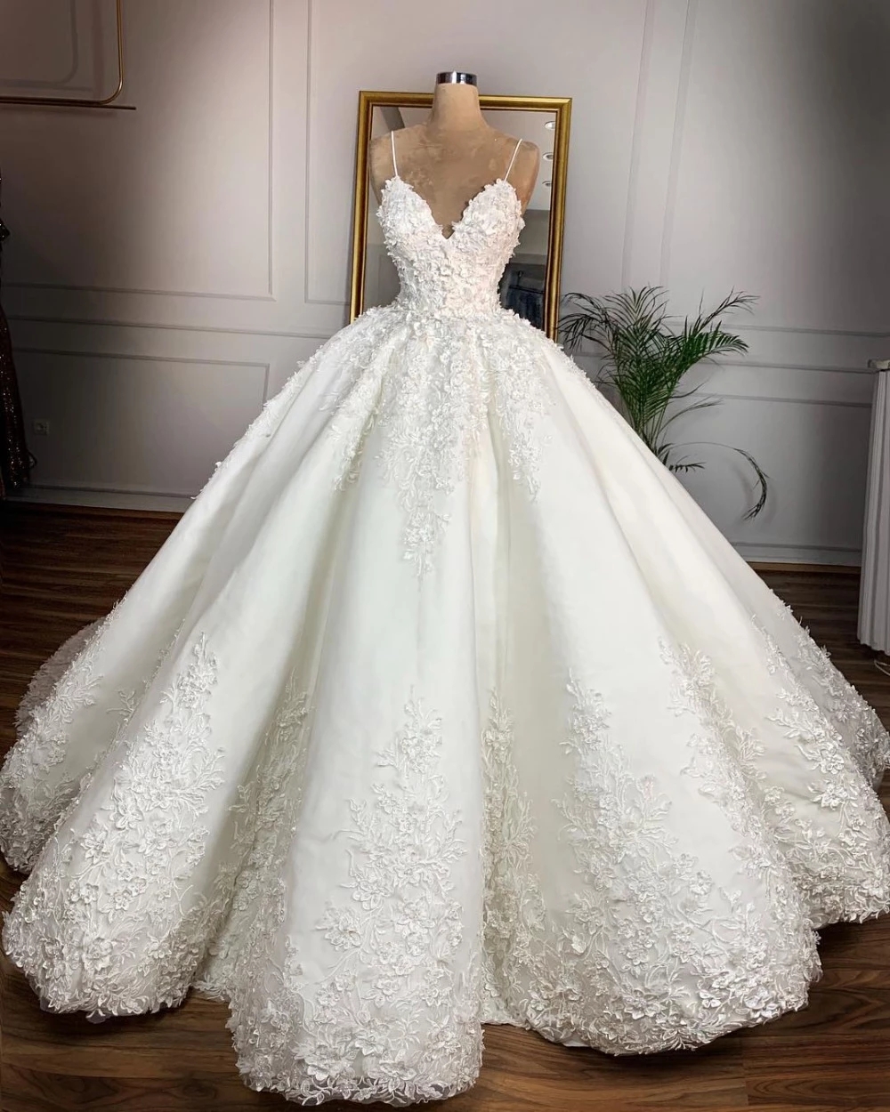 Luxury Crystal Applique Princess Wedding Dresses Lace Applique V Neck Off Shoulder Bridal Gowns With Lace Up Back