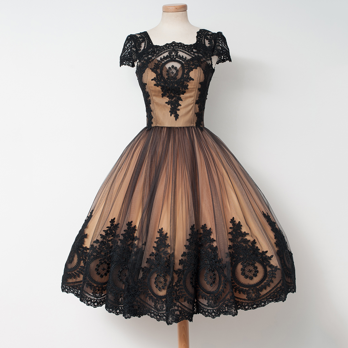 Princess Square Neckline Tulle Homecoming Dress Cap Sleeve Tea-length Prom Dresses With Black Lace Appliques Ss25