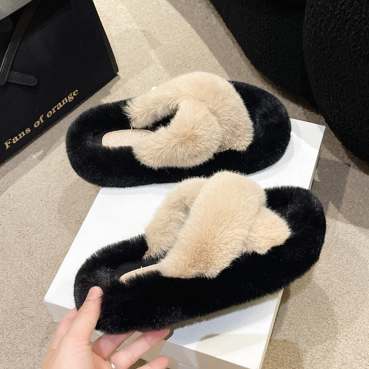 Korean Style Fashionable Thick-soled Color-blocked Furry Slippers Home And Outdoor One-line Plush Slippers For Women H296