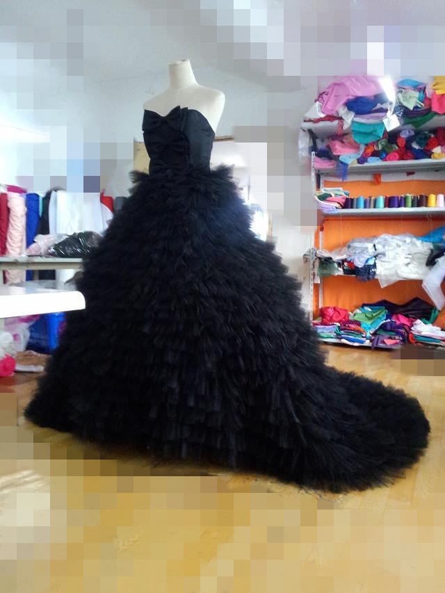 Actual Photos Strapless Tiered Tulle Cathedral Train Black Gothic Wedding Dresses Ball Gown With Bows Customize C65