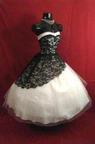 Elegant Wedding Dresses Black White Lace Gothic Bridal Gowns Custom Size For Formal Occasion Lace Up Back